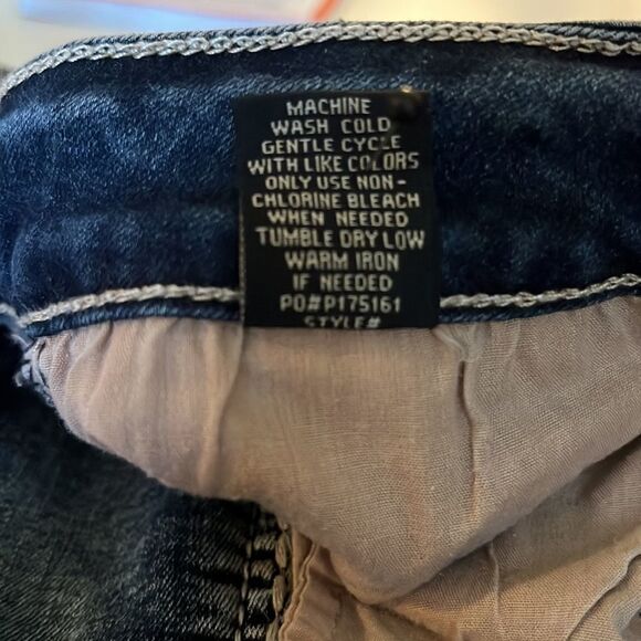 ALMOST Famous low rise cropped jeans embellished flap back pockets Size 7 - Picture 10 of 13